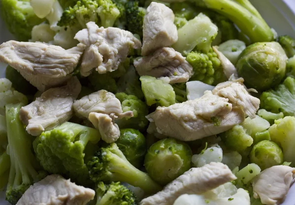 Hühnchen und Salat mit grünem Gemüse. — Stockfoto