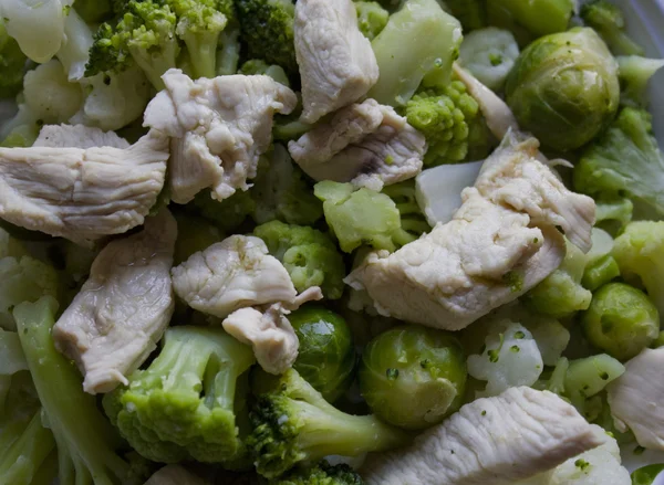 Hühnchen und Salat mit grünem Gemüse. — Stockfoto