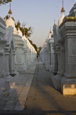 Uthodaw Pagoda - dünyanın en büyük kitap.