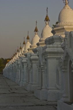 Uthodaw Pagoda - dünyanın en büyük kitap.