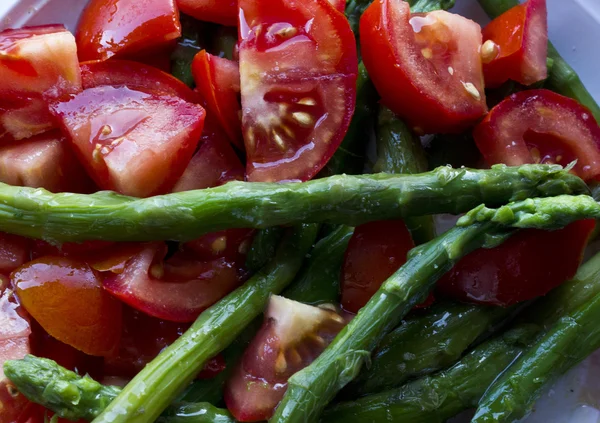 Salada de Tomate e Espargos — Fotografia de Stock