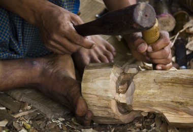 Burma esnaf ahşap çalışır. Oyma Sanatı