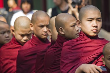 rahipler de öğle yemeği için bir satır: mahagandayon Manastırı
