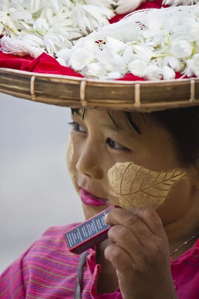 Young Asian Flowers Seller. — Stock Photo, Image