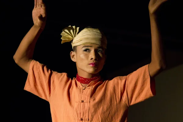 Dança tradicional birmanesa — Fotografia de Stock