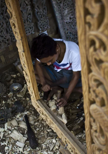 El artesano birmano trabaja la madera. Arte tallado — Foto de Stock