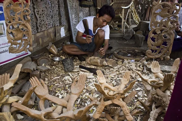 El artesano birmano trabaja la madera. Arte tallado —  Fotos de Stock