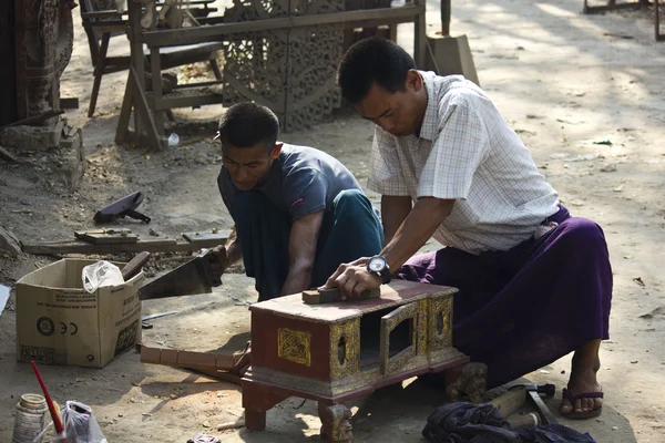 ビルマの職人は木材で動作します。カービング アート — ストック写真