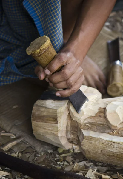 Бирманский ремесленник работает с деревом. Искусство резьбы — стоковое фото