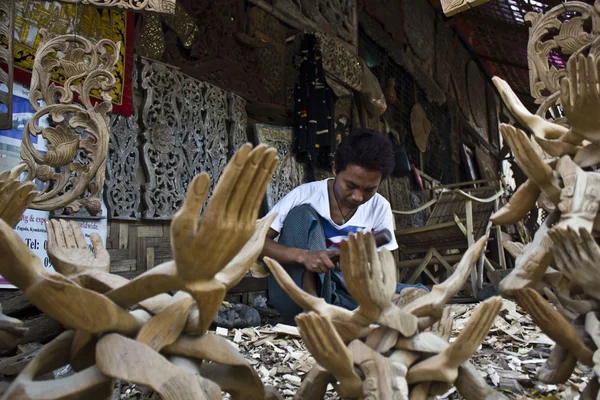 El artesano birmano trabaja la madera. Arte tallado — Foto de Stock