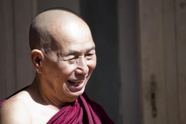 Старый улыбающийся монах — стоковое фото