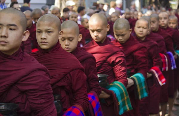 Mönche in Reih und Glied zum Mittagessen: Mahagandayon Kloster — Stockfoto