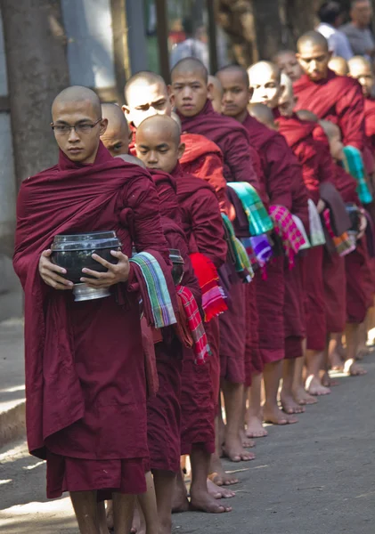 Monjes en fila para el almuerzo: Monasterio de Mahagandayon — Foto de Stock