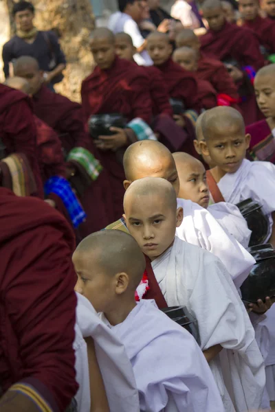 Monniken in een rij voor de lunch: mahagandayon klooster — Stockfoto