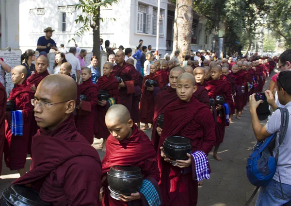 Monjes en fila: Monasterio de Mahagandayon . —  Fotos de Stock