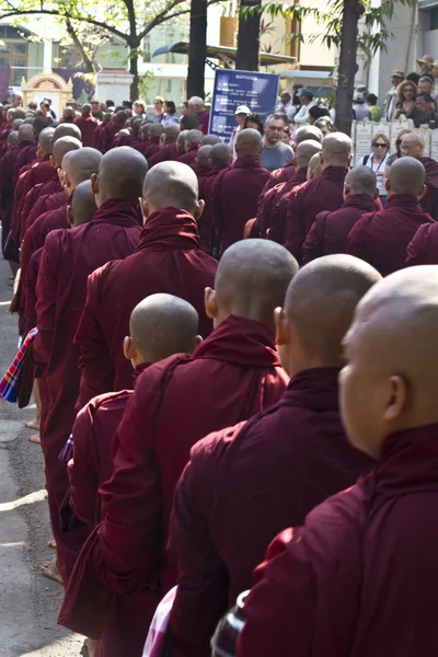 Monjes en fila para el almuerzo: Monasterio de Mahagandayon —  Fotos de Stock