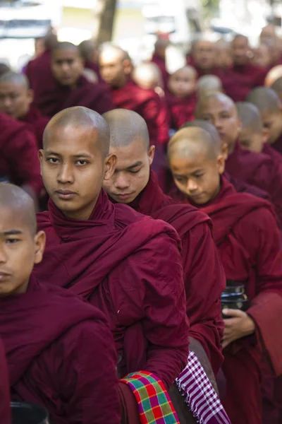 Monks in a row for lunch: Mahagandayon Monastery — Stock Photo, Image