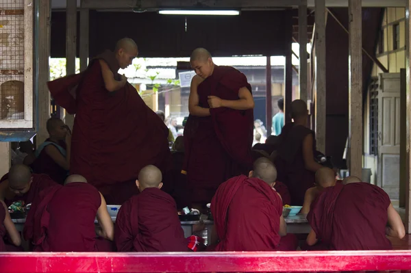 Monjes en fila para el almuerzo: Monasterio de Mahagandayon — Foto de Stock