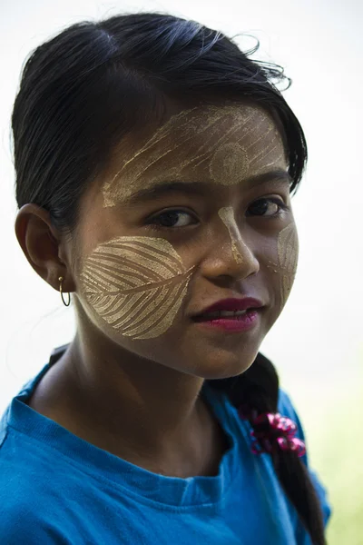 Bela jovem menina birmanesa . — Fotografia de Stock