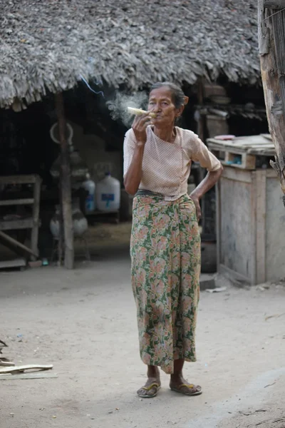 Mujer asiática fumando un cigarro hecho a mano — Foto de Stock