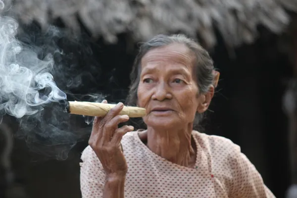 Asiático mulher fumar um charuto artesanal — Fotografia de Stock