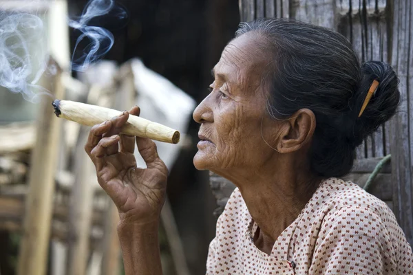 Mujer asiática fumando un cigarro hecho a mano —  Fotos de Stock