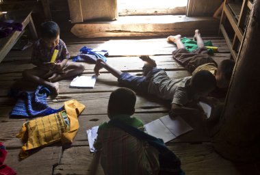 Çocuklar, okulda Myanmar