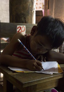 çocuk okulda Myanmar