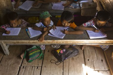 Çocuklar, okulda Myanmar