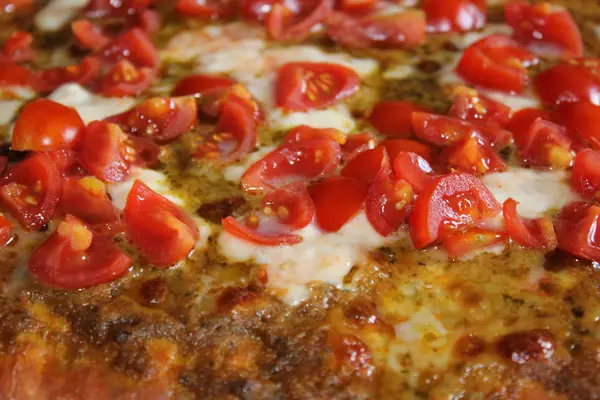 Pesto casero italiano y pizza de tomates . — Foto de Stock