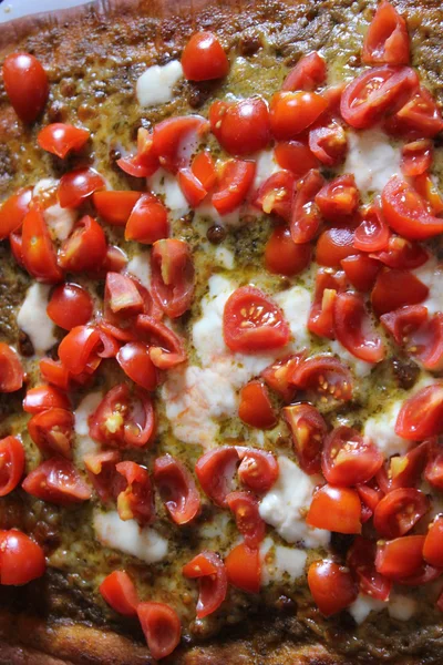 Pesto casero italiano y pizza de tomates . — Foto de Stock