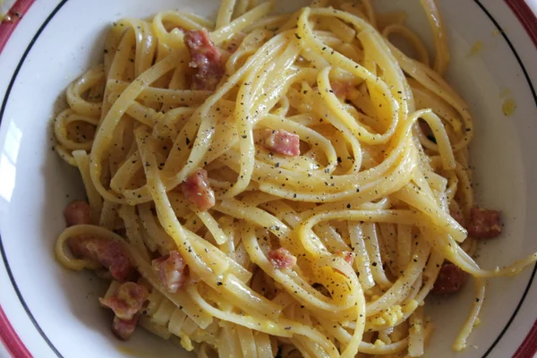alla carbonara makarnası.