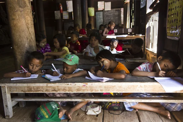 Çocuklar, okulda Myanmar Telifsiz Stok Fotoğraflar