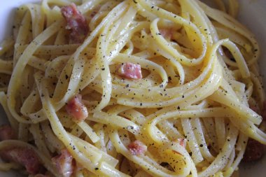 alla carbonara makarnası.