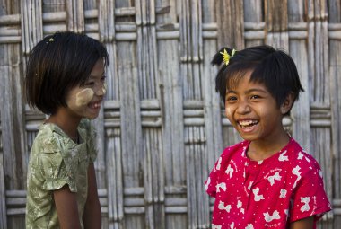Myanmar gülümseyen kız kardeş