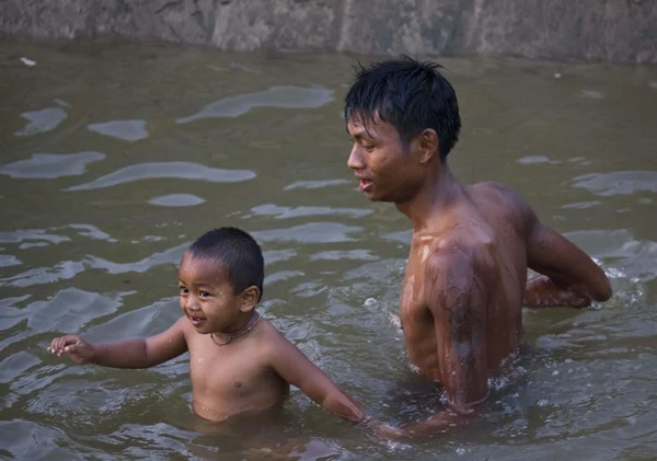 Barmské rodiny, koupání v řece — Stock fotografie