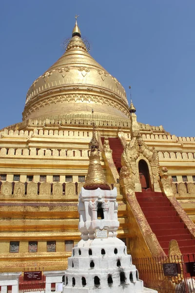 Shwezigon pagoda, építészeti részletek — Stock Fotó