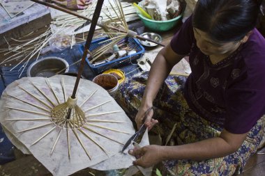 tipik myanmar şemsiye, esnaf iş yapıyor