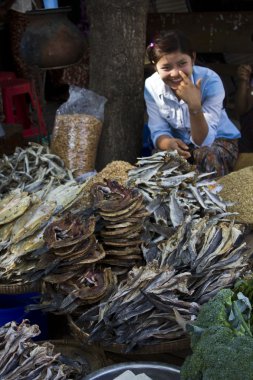 Myanmar 'daki sokak pazarı