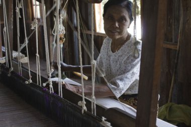 Myanmar el dokuma tezgahı kadın.