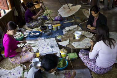 tipik myanmar şemsiye yapıyor