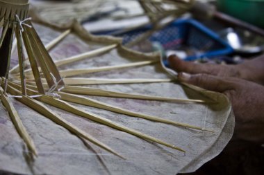 tipik myanmar şemsiye yapıyor