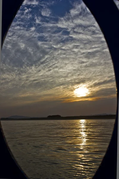 gün batımı tekne bagan, myanmar içinde.