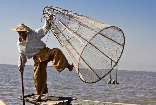 Equilibrio del pescador en el lago Inle — Foto de Stock