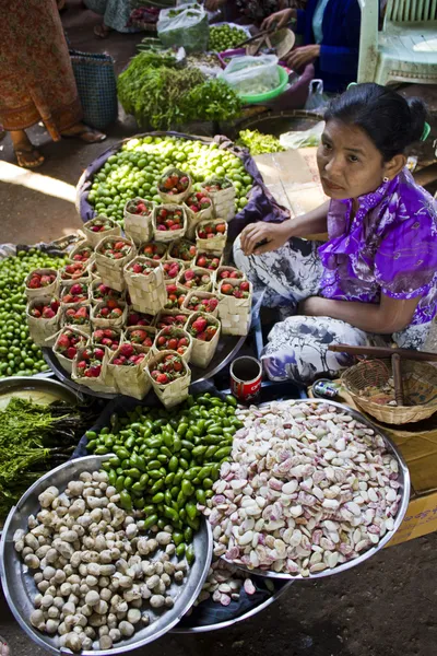 Myanmar 'daki sokak pazarı — Stok fotoğraf