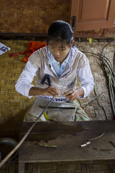 Мьянма ручная ткацкая женщина . — стоковое фото
