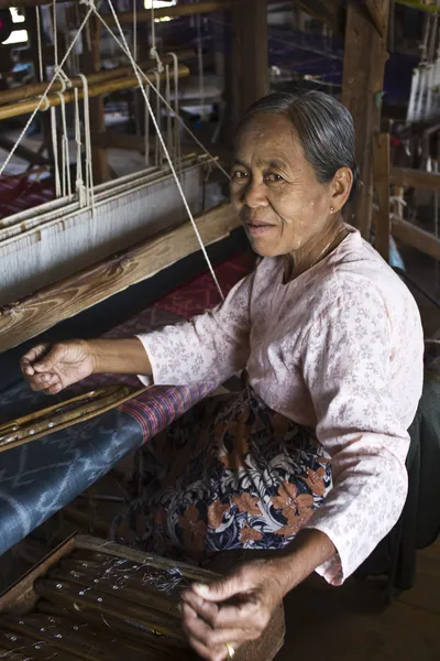 Myanmar el dokuma tezgahı kadın. — Stok fotoğraf