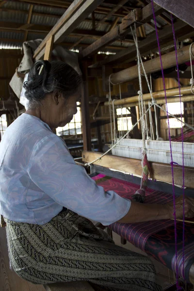 Myanmar el dokuma tezgahı kadın. — Stok fotoğraf