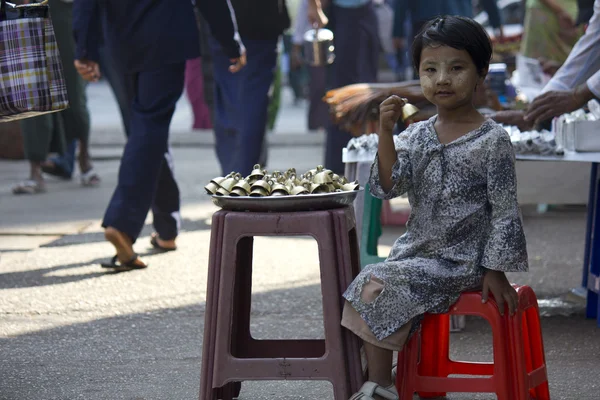 Joven vendedor de campanas en la calle — Foto de Stock