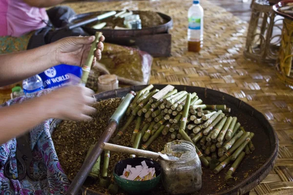 Una mujer haciendo cigarros birmanos . —  Fotos de Stock
